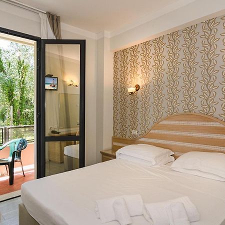 Hotel Nedy Марина-ді-Масса Екстер'єр фото